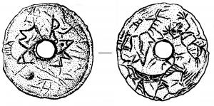 DSQ-4001 - Disque inscrit percéplombTPQ : -30 - TAQ : 500Disque plat, percé d'un ou de deux trous et couvert, sur une face ou sur les deux, de traits incisés pouvant comporter des signes alphabétiques (formant parfois un texte cohérent, ou non), des dessins figuratifs et / ou des signes sans signification apparente.