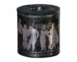 ENC-4009 - EncrierbronzeTPQ : 1 - TAQ : 200Encrier cylindrique, à décor métallique incrusté : rinceaux, frise figurée   (personnages mythologiques, Amours...) au corps d'argent, détails de l'arrière-plan en laiton; décor encadré de frises ondées qui se retrouvent sur le couvercle.
