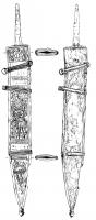 EPE-4002 - Glaive de type Mainzfer, osGlaive à pointe effilée, tranchants droits ou légèrement sinusoïdaux, soie plate à partir d'épaules horizontales. Le fourreau est constitué de deux parties en bois assujetties par des gouttières sur toute la hauteur, reliées par des barrettes, le tout renforcé par une bouterolle à bouton. La suspension est assurée par 4 anneaux fixés aux deux barrettes supérieures (voir EPE-4023).