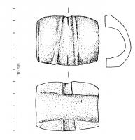 EPE-4017 - Garde d'épée, de type RheingönheimosGarde taillée dans une diaphyse d'os long, placée transversalement; au centre, décor de côtes convergentes en relief, isolant une bande central trapézoïdale. Certains exemplaires peuvent conserver des bouchons latéraux.