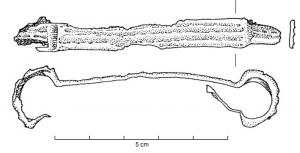 EPE-4023 - Barrette de fourreau de glaivebronzeBande plate, souvent ornée de cannelures longitudinales, plus rarement d'un décor gravé ou incrusté, épousant la surface légèrement bombée d'un fourreau de glaive. Ls extrémités comportent deux anneaux, permettant la suspension de l'arme sur le cingulum, et dont les extrémités sont repliées et parfois fixées dans le bois au revers du fourreau.