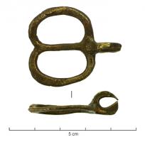 EPE-9018 - Boucle de suspension de rapièrebronzeTPQ : 1500 - TAQ : 1630Boucle ovale à double fenêtre, avec au niveau de la barre transversale un anneau perpendiculaire au plan de l'objet.