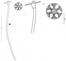 EPG-1009 - Épingle à tête évasée en grand disquebronzeEpingle à tête formée par un grand disque plat surmonté d'un bouton et finement incisé sur sa face supérieure. Ce disque est relié à la tige de section circulaire par l'intermédiaire d'un manchon.