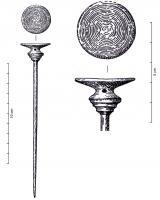 EPG-1079 - Epingle à grosse tête vasiforme bronzeEpingle à large tête discoÏdale plate surmontant un renflement vasiforme orné de cannelures. La tête, coulée à part, est sertie sur le corps de l'épingle et maintenue par une goupille.