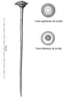 EPG-1090 - Epingle à grosse tête biconiquebronzeEpingle à grosse tête biconique,ornée de ressauts concentriques anguleux sur la face supérieure et de moulures sur la face inférieure; tige lisse.