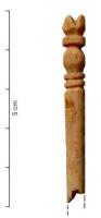 EPG-4135 - Épingle à sommet mouluré et encochéosTPQ : 1 - TAQ : 400Epingle à tête marquée d'un bulbe encadré de tores (1 au-dessus, 2 en dessous) avec au sommet une masse encochée, voire retaillée en croix, comme pour évoquer une tour crénelée.
