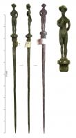 EPG-4502 - Épingle : VénusargentEpingle dont le sommet reproduit une figurine de Vénus, posée sur un petit socle : type classique de la Vénus pudique, tentant de cacher les deux faces de son corps nu avec ses mains.