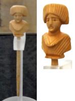EPG-4523 - Épingle à buste féminin: coiffure à incisions verticalesosTPQ : 270 - TAQ : 400Epingle au fût rectiligne, dont le sommet est sculpté en forme de buste féminin avec l'encolure du vêtement bien marquée, et surtout une coiffure élaborée formant au-dessus de la tête un bandeau frontal marqué d'incisions verticales. Toutes ces épigles semblent constituées de deux parties assemblées, la base du buste étant creusée d'une mortaise à cet effet.