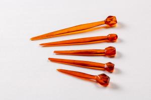 EPG-4621 - Épingle à tête polyédriqueambreTPQ : 250 - TAQ : 400Épingle en ambre, généralement assez trapue, à tête polyédrique ou parfois ovale.

