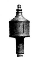 EQU-4002 - Equerre d'arpentagebronzeTPQ : 250 - TAQ : 400Equerre de visée constituée d'un bloc cylindrique monté sur une douille autorisant une position verticale, avec un sommet conique mouluré ; le corps cylindrique est creux et percé de 16 fentes verticales très exactement placées de manière à permettre 8 visées séparées par des angles de 22,5°.
