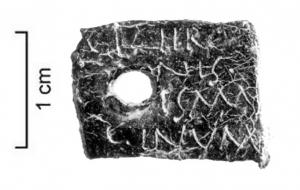 ETQ-4002 - Étiquette inscrite en plombplombEtiquette sur tôle de plomb, de forme généralement rectangulaire (parfois irrégulière), toujours percée d'un trou de suspension dans un angle ou sur un côté ; texte gravé sur une ou plusieurs lignes, sur une ou deux faces, à la pointe sèche ; palimpsestes fréquents.