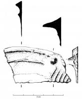 FCL-1002 - Faucille à bouton bronzeFaucille à lame courte, arquée, avec deux moulures le long du dos sur la seule face externe ; manche plat avec un bouton perpendiculaire proéminent, de forme arrondie, et des nervures transversales, pour la fixation du manche.