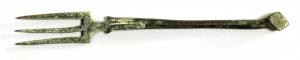 FHT-8002 - FourchettebronzeTPQ : 1300 - TAQ : 1700Fourchette à trois dents; le manche coulé se termine par un motif en forme de sabot, mais carré à son extrémité.