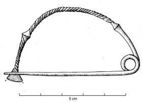 FIB-1115 - Fibule à arc simplebois de cerfTPQ : -1050 - TAQ : -875Fibule à arc filiforme, en arc de cercle, marqué à ses extrémités par deux nodisotés encadrant une zone torsadée; le pied peut-être lisse ou torsadé, son extrémité étant simplement écrasée pour former le porte-ardillon ; ressort unilatéral à une spire.