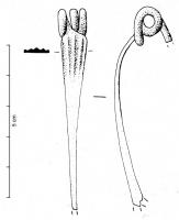 FIB-3077 - Fibule de Nauheim 5c9bronzeTPQ : -120 - TAQ : -50Ressort à 4 spires et corde interne ; arc plat, triangulaire et tendu ; porte-ardillon trapézoïdal ajouré ; arc orné de cannelures parallèles en faible relief, sur une section parfois légèrement épaissie au centre.