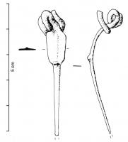 FIB-3082 - Fibule de Nauheim 5c14bronzeTPQ : -120 - TAQ : -50Ressort à 4 spires et corde interne ; arc plat, triangulaire et tendu ; porte-ardillon trapézoïdal ajouré ; arc à bords parallèles dans sa partie supérieure, simplement orné d'une côte médiane en relief; rétrécissement brutal (marqué par un petit relief transversal) avant le pied très étroit.