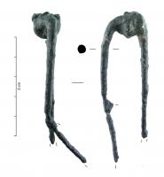 FIB-31018 - Fibule en fer F.4c1ferTPQ : -50 - TAQ : -30Fibule à arc tendu, filiforme ou parfois légèrement élargi à la tête, de section ronde ou plate, semi-ovalaire, triangulaire ou carrée, mais avec porte-ardillon ajouré ; ressort à 4 spires et corde interne.