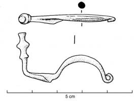 FIB-3832 - Fibule à pied redressé et bouton moulurébronzeTPQ : -500 - TAQ : -400Fibule à arc massif légèrement renflé, portant parfois un décor d'incisions longitudinales; ressort en arbalète (6 ou 8 spires) à corde interne; pied redressé an angle droit et terminé par un bouton mouluré (succession de deux ou trois volumes nettement séparés).