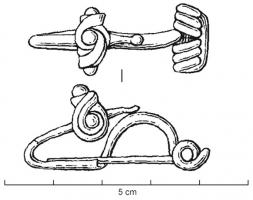 FIB-3850 - Fibule laténienne à pied redressé et esses transversalesbronzeTPQ : -275 - TAQ : -250Fibule à ressort à 6 spires, corde externe, arc de section ronde ou ovale, formant un arc court, prolongé par la gouttière du porte-ardillon, puis revenant vers l'arc tout en restant libre; l'extrémité du pied porte un ornement plastique, caractérisé par une ou plusieurs esses transversales.