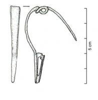 FIB-3938 - Fibule à coquillebronzeTPQ : -50 - TAQ : 30Fibule à coquille, arc de forme triangulaire, ressort à 4 spires et corde interne. L'arc peut être orné de filet sur ses bords. Porte-ardillon ajouré.