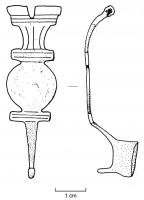 FIB-4022 - Fibule de type AlésiabronzeTPQ : -60 - TAQ : -30Fibule de type Alésia, c'est-à-dire à arc de forme globalement triangulaire ou ogivale, charnière repliée vers l'intérieur et pied redressé, généralement percé d'un ornement transversal (bâtonnet, perles...); les contours de l'arc sont ici découpés, interrompus par deux plaques transversales encadrant un disque plat.