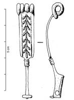 FIB-4046 - Fibule type Jezerine avec palmebronzeTPQ : -25 - TAQ : 10Type caractérisé par un arc rubanné, à bords parallèles, terminé vers le pied par une bague rapportée ; ressort à 4 spires et corde interne; pied rectangulaire percé, prolongé par un petit bouton transversal redressé. L'arc est orné d'un motif moulé : rameau géométrique (palme) dirigé vers le pied.