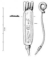 FIB-4047 - Fibule type Jezerine à reliefsbronzeTPQ : -25 - TAQ : 10Type caractérisé par un arc rubanné, à bords parallèles, terminé vers le pied par une bague rapportée ; ressort à 4 spires et corde interne ; pied rectangulaire percé, prolongé par un petit bouton transversal redressé. L'arc est orné d'un motif moulé, dont on connaît plusieurs sujets : Amours sur leurs socles, de part et d'autre d'une façade de temple prostyle ; félin affrontant un gladiateur.