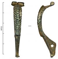 FIB-4097 - Fibule à charnièrebronzeTPQ : 50 - TAQ : 150Fibule en deux parties : vers la charnière, une zone épaisse (section triangulaire massive), généralement incisée ou ornée d'incisions niellées en arêtes de poisson (mais parfois lisse) ; vers le pied, zone lisse, plate ou également de section triangulaire ; bouton terminal. Type généralement étamé.