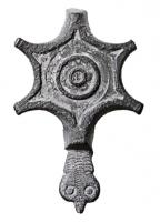 FIB-41051 - Fibule émailléebronzeTPQ : 100 - TAQ : 200Fibule à charnière, le corps à côtés concaves formant une étoile à 6 branches; au centre, disque émaillé ; pied en forme de tête de reptile stylisée.