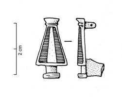 FIB-41171 - Fibule émailléebronzeTPQ : 150 - TAQ : 300Fibule dont le corps en section de disque, orné d'émaux rayonnants, évoque peut-être le corps d'un insecte (mouche ? cigale ?) ; pied en simple appendice rectiligne terminé par un bouton plat; au revers, articulation à charnière sur deux plaquettes.