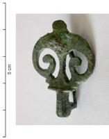 FIB-41213 - Fibule en forme de pelte (type Böhme 47)bronzeTPQ : 150 - TAQ : 200Fibule dont le corps représente uen pelte aux crosses effilées, qui se rejoignent sur un socle prolongé par un pied rectiligne et facetté, qui porte une plaque encochée en guise de porte-ardillon.