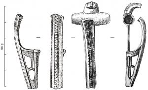 FIB-41229 - Fibule à arc non interrompu : BODVACOSbronzeTPQ : 10 - TAQ : 70Arc tendu, coudé et épaissi à la tête, à bords parallèles, orné d'une côte centrale et de deux latérales (décor parfois absent) ; ressort protégé ; porte-ardilon trapézoïdal, ajouré ou fenestré. A la tête, décor caractéristique (fleuron ?) encadré de deux crosses en relief. Marque moulée sur le couvre-ressort : B[...]OVIS.