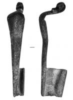FIB-41243 - Fibule Feugère 6a2bronzeTPQ : 200 - TAQ : 275Fibule caractérisée par un arc très épais, de section aplatie en-dessous, et un porte-ardillon trapézoïdal haut; ressort à 4 spires et corde interne, parfois précédé de fortes moulures à la tête. Décor incisé sur l'arc, souvent très simple : incisions transversales, alignements ou motifs de cercles oculés. Le pied peut être très aplati et mince, contrairement à la tête de l'arc, toujours épaisse.