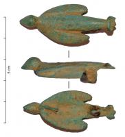 FIB-41298 - Fibule zoomorphe : oiseaubronzeTPQ : 100 - TAQ : 260Oiseau en vol, le corps tendu, les ailes étirées le long du corps; modelé en légéer relief, sans autre décor ni émaux; articulation à ressort en fer monté sur deux plaquettes.