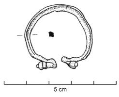 FIB-4135 - Fibule pénannulairebronzeTPQ : 1 - TAQ : 100Fibule en oméga (