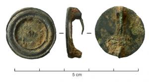 FIB-41387 - Fibule discoïdale à décor rapportébronzeTPQ : 150 - TAQ : 225Fibule circulaire, avec sur le pourtour une bande lisse en léger relief ; intérieur lisse à l'exception parfois d'un bouton central. Ce médaillon reçoit un décor métallique rapporté (visage, aigle...). Articulation à charnière sur deux plaquettes.