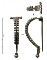 FIB-41403 - Fibule de type ZadarargentTPQ : -10 - TAQ : 25Fibule à charnière, arc très étroit, en arc de cercle tendu vers le pied, qui est coiffé d'un bouton rapporté; l'arc est perforé transversalement avec, sur sur les côtés de l'arc, un nombre variable de boutons d'argent rivetés; tête à plaque carrée, charnière forée avec des boutons aux extrémités de l'axe.