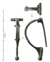 FIB-41415 - Fibule de type AucissaargentTPQ : -10 - TAQ : 80Fibule à arc cintré (demi-cercle), porte-ardillon triangulaire plein et bouton mouluré rapporté sur le pied; la tête est réduite à une plaque rectangulaire surmontant la charnière perforée; l'arc de section ovale, couvert de stries obliques, est interrompu par un motif estampé en X très allongé, quatre petites protubérances aux angles du motif.