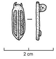 FIB-4150 - Fibule skeuomorphe : forcesbronzeTPQ : 100 - TAQ : 260Fibule en forme de forces ; les lames peuvent être émaillées, ou non.