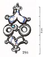 FIB-41524 - Fibule symétrique émailléebronzeTPQ : 100 - TAQ : 300Fibule émaillée complexe. Deux cerles ajourés centraux encadrent un bouton surélevé. Le cercles sont ceint en haut et en bas de chevrons émaillés aux étrémités ornées de têtes de reptiles stylisées.
