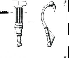 FIB-41580 - Fibule à charnièrebronzeTPQ : 1 - TAQ : 200Fibule à charnière repliée sur l'extérieur. L'arc est tendu et orné de cinq arêtes longitudinales. Le pied est rythmé par une succession de côtes et de gorges transversales, il s'achève sur un bouton final. Le porte-ardillon est plein et l'ardillon est brisé.
