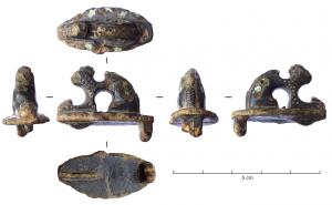 FIB-41632 - Fibule zoomorphe : écureuilbronzeTPQ : 100 - TAQ : 150Ecureuil en ronde-bosse, sur une plaque ovale ; l'animal est assis, pattes tendues devant lui, aux aguets avec la queue repliée sur le dos; le pelage est indiqué par des ponctuations, avec trois pastilles d'émail dans une loge allongée sur le corps; entre les pattes, un gland. Sur le plateau, des feuilles d'arbre en email. Au revers, articulation à charnière sur deux plaquettes coulées.