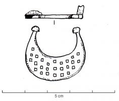 FIB-41708 - Fibule en forme de peltebronzeTPQ : 50 - TAQ : 120Broche en forme de simple pelte, aux extrémités bouletées; décor moucheté ; au revers, articulation à charnière entre deux plaquettes coulées.