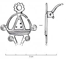 FIB-41712 - Fibule non symétrique émaillée avec anneaubronzeTPQ : 200 - TAQ : 300Fibule non symétrique, à décor émaillé, surmontée d'une couronne crénelée. Corps triangulaire creusé d'une seule loge d'émail avec inclusions de verre, surmontant un cadre triangulaire évidé avec trois disques d'émail aux angles.