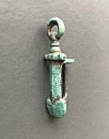 FIB-41765 - Fibule skeuomorphe : épéebronzeTPQ : 100 - TAQ : 260Fibule en forme d'épée à poignée cannelée, terminée par un anneau ('Ringknaufschwert') : lame courte, à bords parallèles (fourreau volontairement atrophié), bouterolle semi-circulaire à l'extrémité.