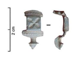 FIB-41783 - Fibule à arc carré émaillécuivreArc en forme de plaque rectangulaire avec un motif émaillé crénelé (groupes de 3 logettes alignées dans des métopes), entre deux barrettes transversales à ligne ondée, parfois couvertes d'un décor crénelé niellé; pied mouluré. A l'opposé, charnière tubulaire.