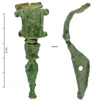 FIB-41828 - Fibule à protubérances latérales hautes et bassesbronzeTPQ : 20 - TAQ : 70Fibule à arc bipartite, caractérisé par deux paires de protubérances latérales, placées et haut en bas d'un arc cannelé, de forme rectangulaire. Pied terminé par un bouton.