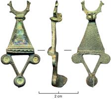 FIB-4210 - Fibule non symétrique émaillée avec anneaubronzeTPQ : 200 - TAQ : 300Fibule non symétrique, à décor émaillé, surmontée d'une couronne crénelée. Corps triangulaire creusé d'une seule loge d'émail avec inclusions de verre, surmontant un cadre triangulaire évidé avec trois disques d'émail aux angles.