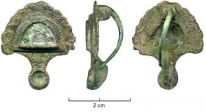 FIB-4212 - Fibule émailléebronzeTPQ : 200 - TAQ : 400Arc décoré d'une loge semi-circulaire en relief, garnie d'émail, entourée d'une ligne de chevrons, puis parfois d'une séries de 13 ocelles formant un pourtour festonné ; 3 ocelles sont disposés en triangle sur le pied terminé par une logette d'émail circulaire.