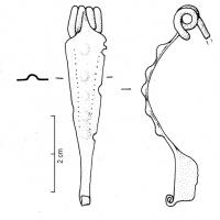 FIB-4411 - Fibule Feugère 6bronzeTPQ : 10 - TAQ : 70Fibule à ressort bilatéral à 4 spires, corde interne, dont le porte-ardillon est le plus souvent plein, quelquefois percé voire ajouré, de forme plus souvent trapézoïdale que triangulaire; arc rubanné, peu épais, de forme triangulaire, orné de motifs estampés en relief.